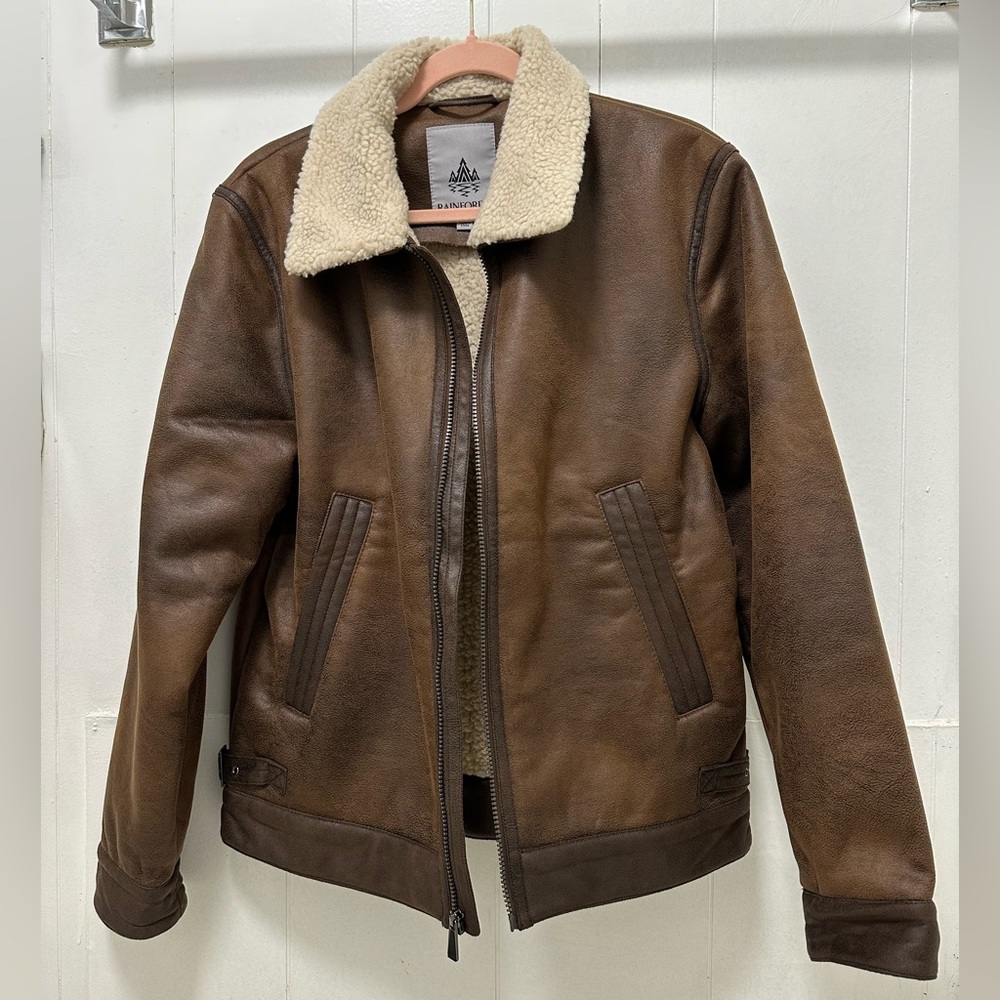 Aviator jacket
Long sleeves
Front zip closure
2 pockets
Sherpa lined
